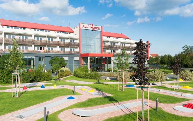 Aussenansicht des Thermenhotels ALL IN RED