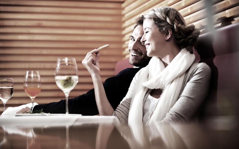 Pärchen genießt ein Glas Wein im Reduce Hotel VITAL