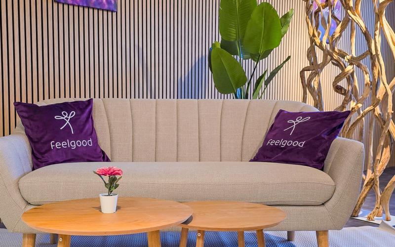 Lounge zum Erholen mit Pölstern