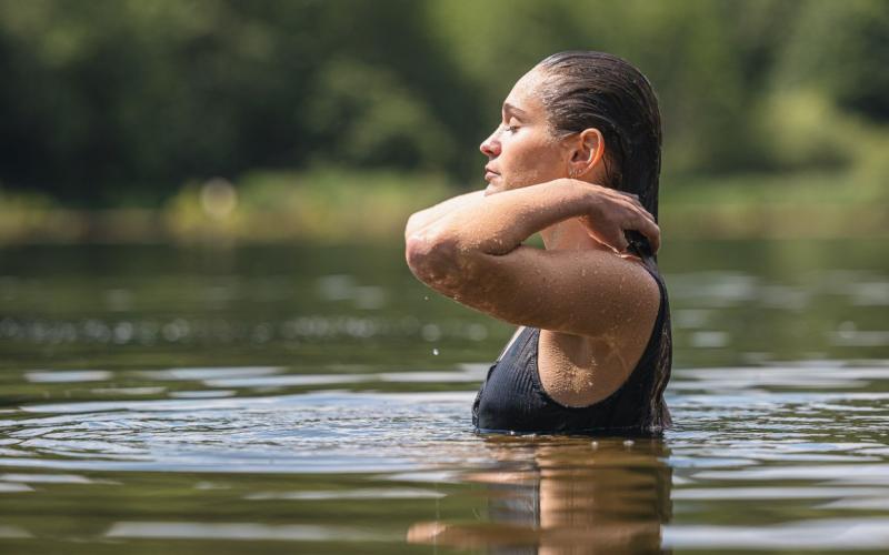 Eine Dame im See beim Ritzenhof - Hotel und Spa am See