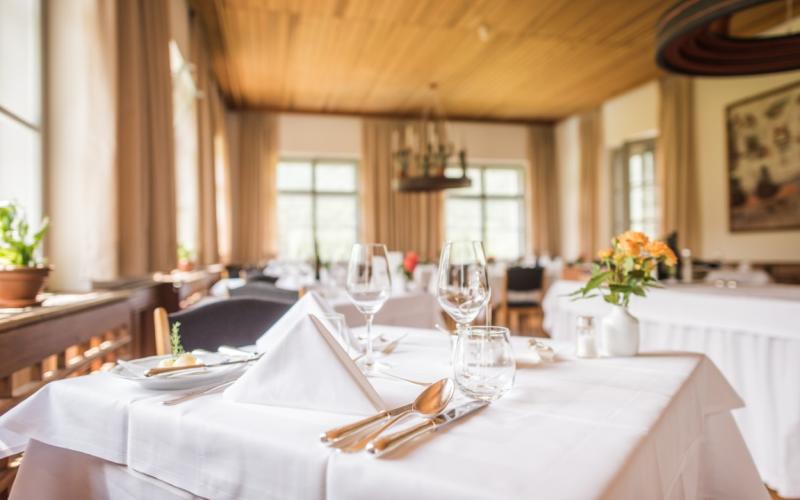 Ein festlich gedeckter Tisch im Restaurant des Hotels Drei Zinnen