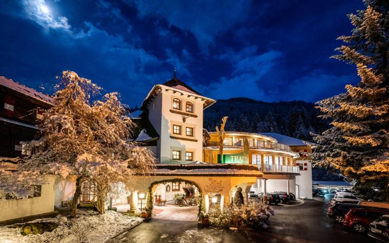 Ansicht des Hotels GUT Trattlerhof und Chalets in Abendstimmung