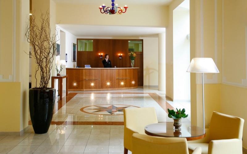 Lobby mit Empfangsbereich und Rezeptionistin im Hotel Bristol Opatija
