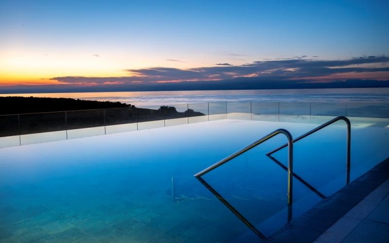 Blick über den Rooftop-Pool Nachts im Petram Resort