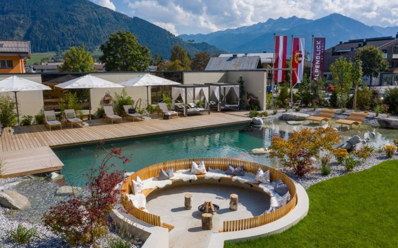 Aussenpool mit Liegen und diversen Sitzecken im Sportresort Alpenblick