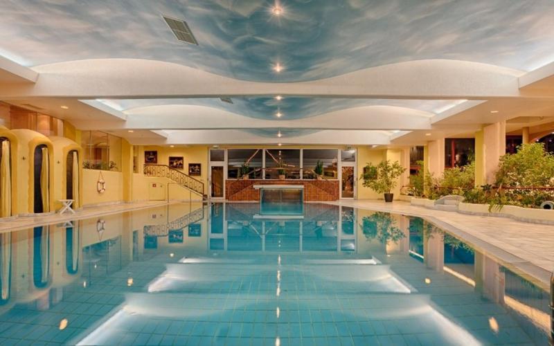 Großer Pool in der Therme beim Thermenhotel Pulverer
