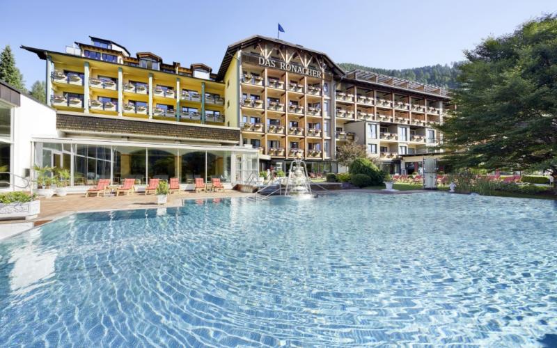 Blick auf das Hotel und den Pool des DAS RONACHER Thermal und Spa Resort