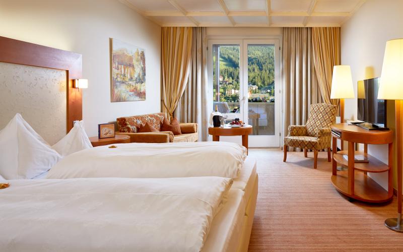 Doppelzimmer mit viel Licht im DAS RONACHER Thermal und Spa Resort