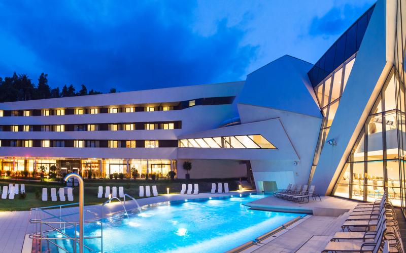 Aussenansicht des Thermenhotels Karawankenhof mit Aussenpool