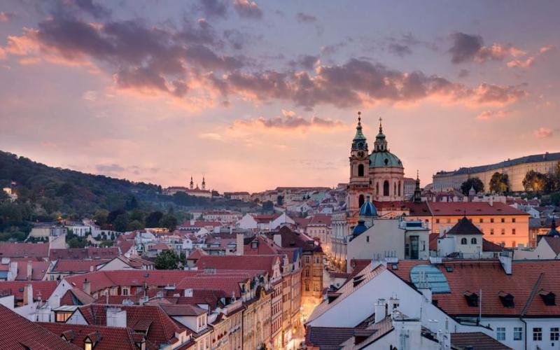 Blick auf Prag in Abendstimmung vom Almanac X Alcron Prague