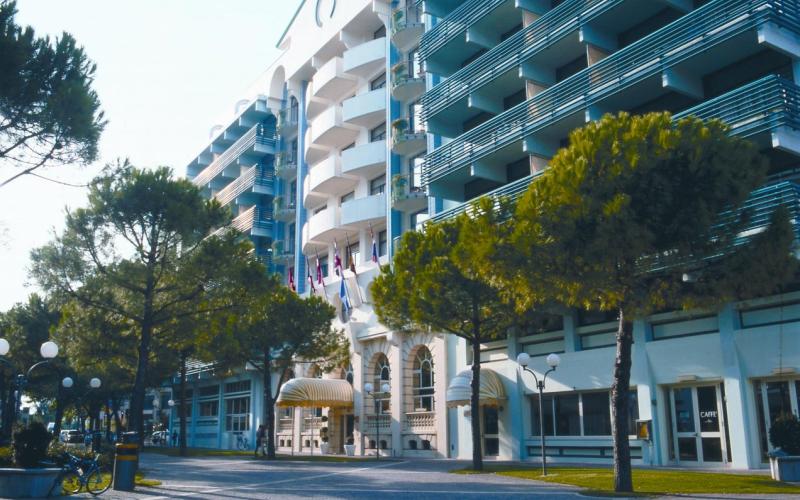 Aussenansicht des großen Gebäudes des Grand Hotels Astoria