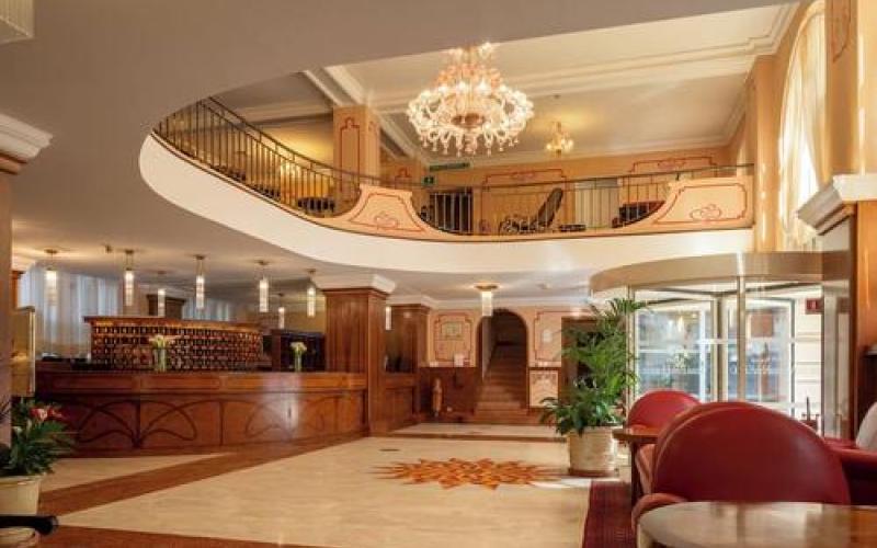 Gediegene Rezeption und Empfangsbereich im Grand Hotel Astoria