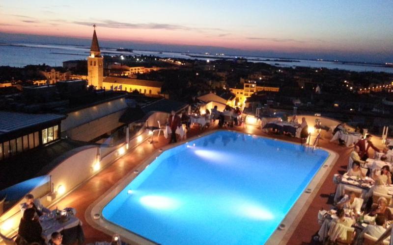 Aussenpool des Grand Hotel Astoria in der Nacht