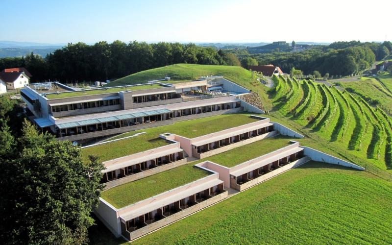 Aussenansicht des Genusshotel Riegersburg und der umliegenden Weinberge