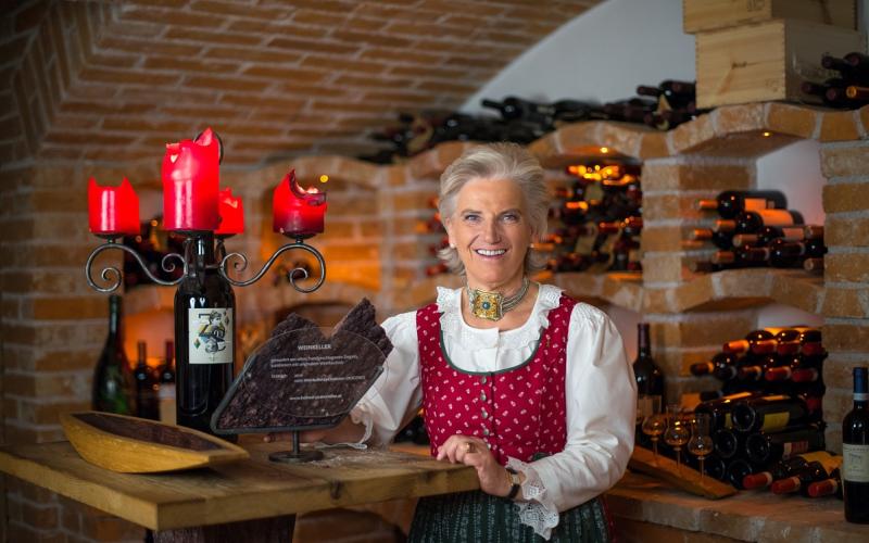 Die Hotelchefin im Weinkeller des Rasmushofes Kitzbühel