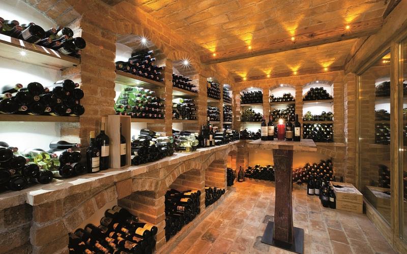 Blick in den Weinkeller des Rasmushofes Kitzbühel