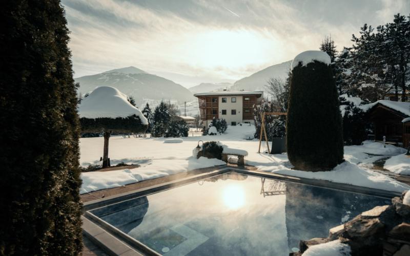 Aussenpool im Winter mit Abendstimmung im Wellnesshotel Sendlhofer´s