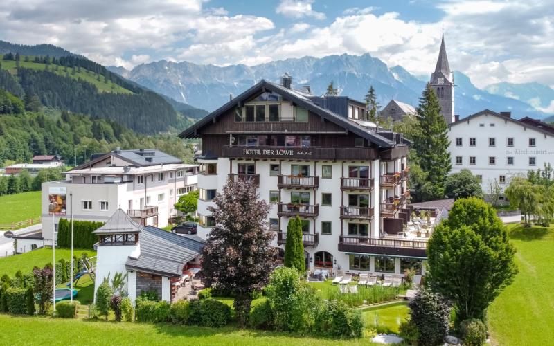 Aussenansicht des Lebe Frei Hotels Der Löwe samt Umgebung