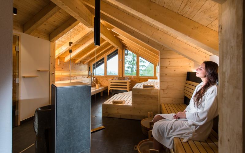 Ein Pärchen in der Steinberg-Sauna im Wellnessbereich des Lebe Frei Hotels Der Löwe ****Superior