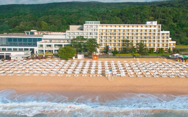Strand und Gebäudefront des Grifid Hotels Encanto Beach MEDI SPA