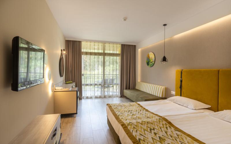 Zimmer mit Doppelbett und Sicht zum Balkon hinaus im Grifid Hotel Encanto Beach MEDI SPA