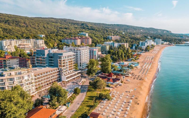Blick auf das Grifid Hotel Vistamar und den Strand