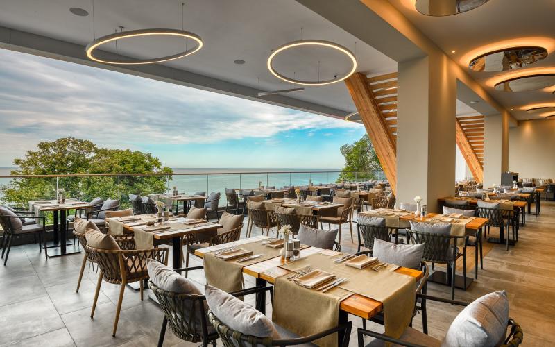 Restaurant mit Terrasse des Grifid Hotels Vistamar mit Ausblick aufs Meer