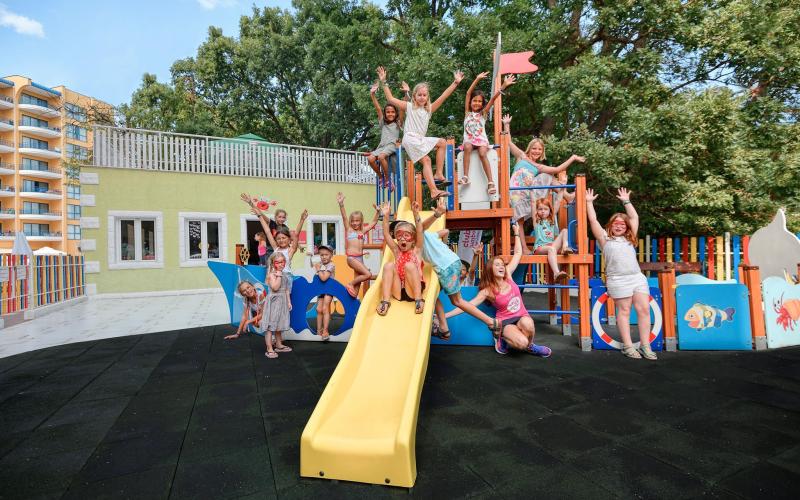 Spielplatz mit vielen Kindern im Garten des Grifid Hotels Arabella