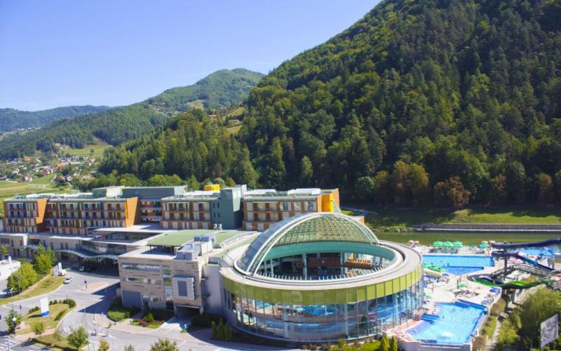 Blick über das Hotel mit Therme, Aussenpools und Rutschen im Thermana Park Lasko