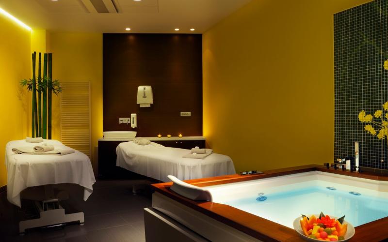 Behandlungszimmer mit Whirlpool und Massageliegen im Thermana Park Lasko