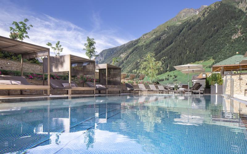 Pool im Sommer im Hotel Post Ischgl aussen