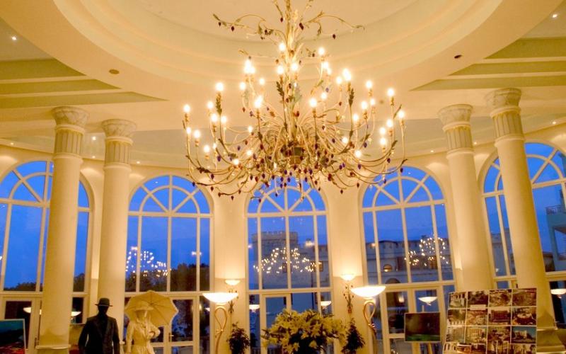 Blick in die große und hohe Hotelhalle des Hotels Miramar