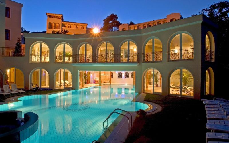 Wellnessbereich mit beheiztem Outdoor-Pool im Hotel Miramar