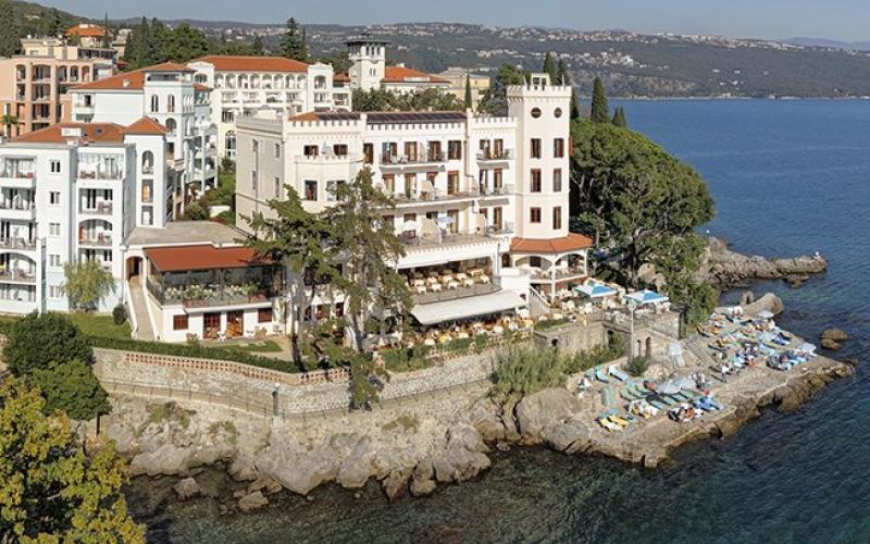 Aussenaufnahme des Hotels Miramar direkt am Meer