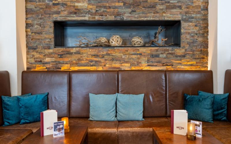 Barbereich mit Lounge im Hotel Latini