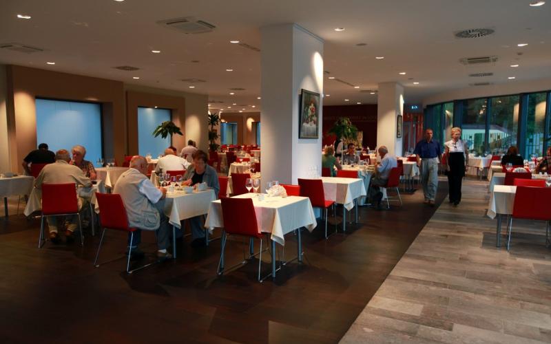 Restaurant im Rimske Terme Hotel Rimski dvor mit Gästen am Abend