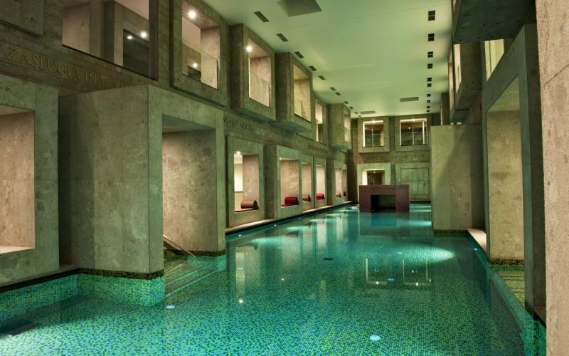 Innenpool im modernem Wellnessbereich im Rimske Terme Hotel Rimski dvor 