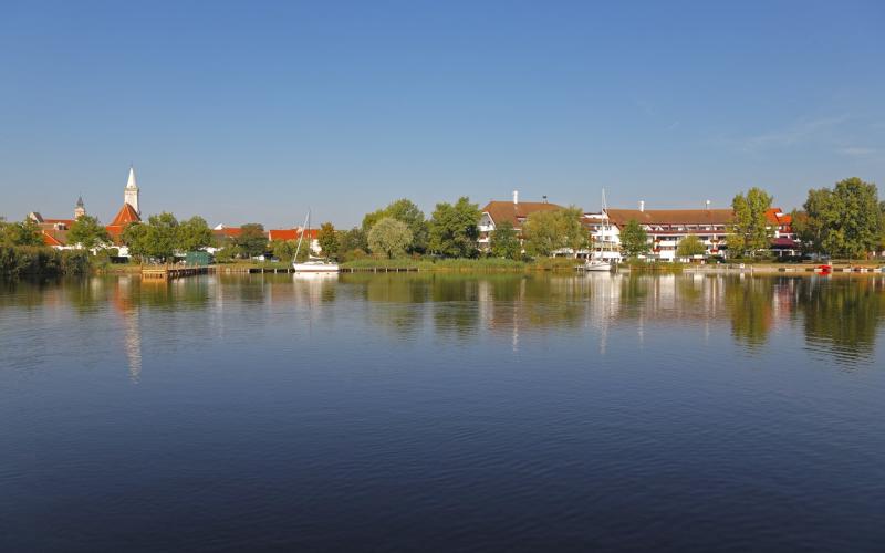 Blick über den Neusiedlersee zum Seehotel Rust