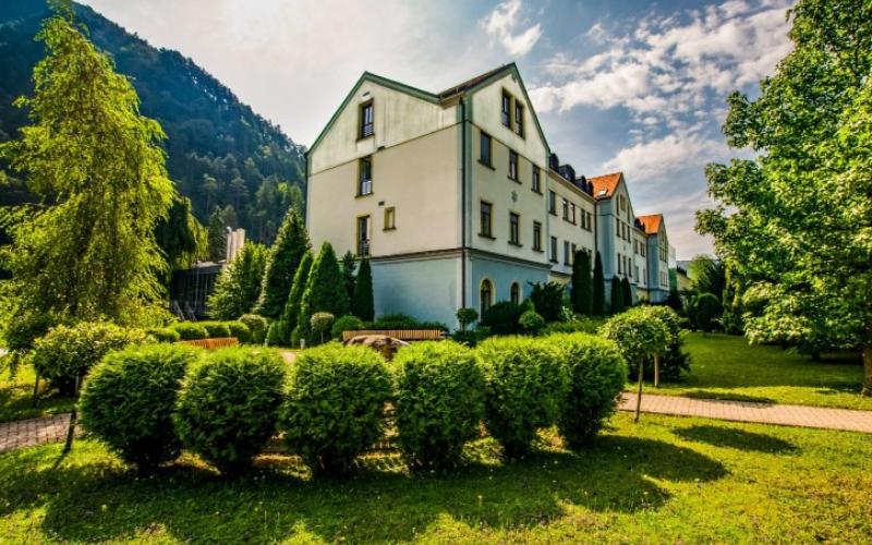Aussenansicht des Hotels Zdravilisce Lasko mit Gartenanlage