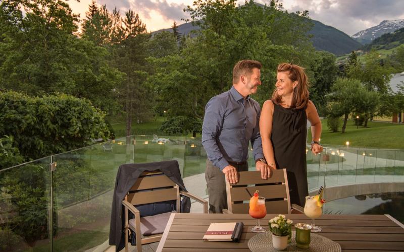 Zwei Gäste auf der Terrasse des Johannesbad Hotels Palace mit Coktails auf dem Tisch