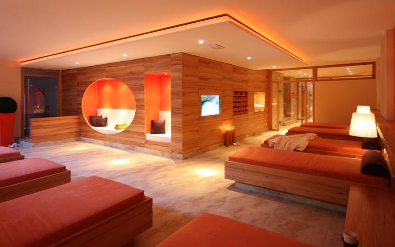 Saunabereich mit Entspannungsliegen im Wellnessbereich des im Impuls Hotels Tirol