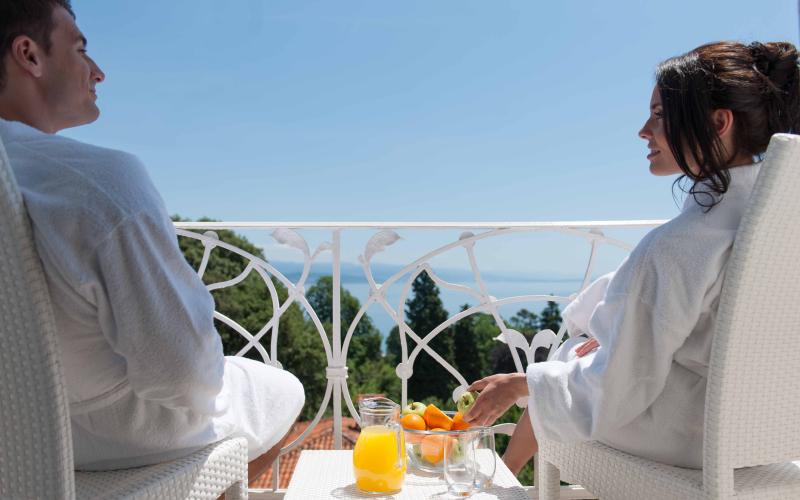 Zwei Gäste genießen ihr Frühstück auf einem Balkon des Hotels Bristol Opatija ****