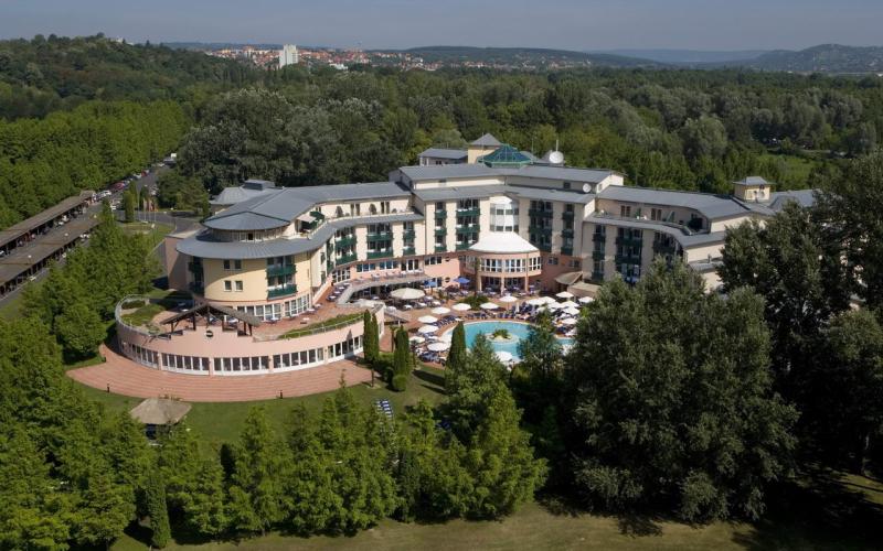 Luftbildaufnahme der Lotus Therme Hotel &amp; Spa