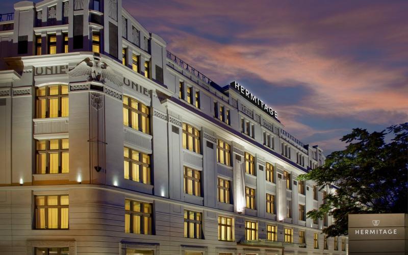 Aussenansicht in Abendstimmung des Hermitage Hotel Prague