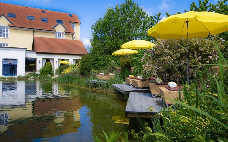 Aussenansicht mit Garten des Thermenhotel Vier Jahreszeiten