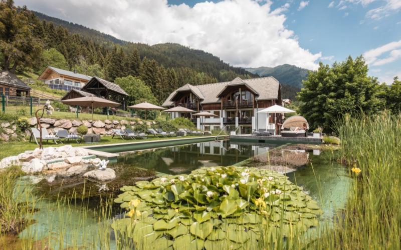 Blick auf den Schwimmteich des Naturhotels Landhof Irschen