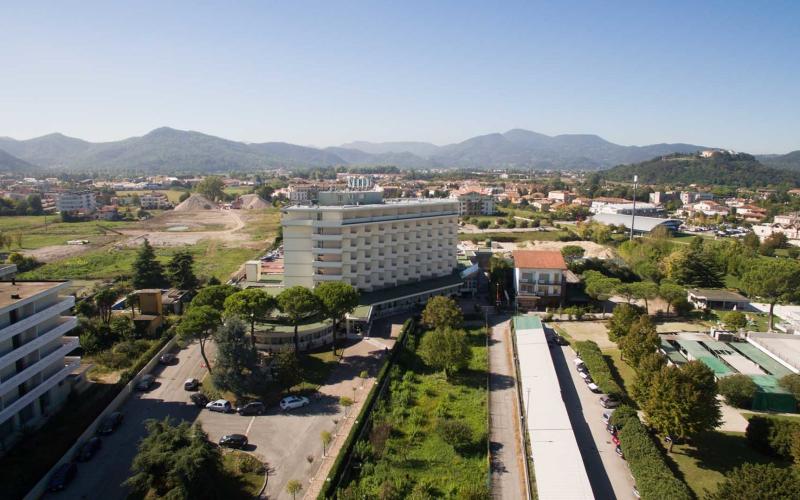 Luftbild über das Hotel Terme Abano Verdi und seine Umgebung