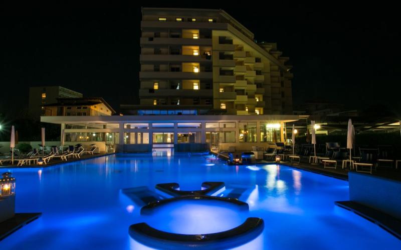 Nachtansicht des Aussenpools und des Hotels Terme Abano Verdi