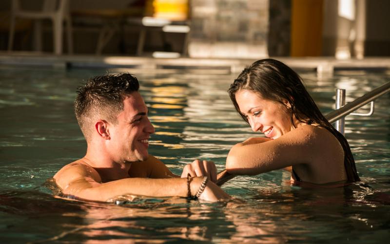 Ein Pärchen genießt den Poolbereich im Hotel Terme Abano Verdi