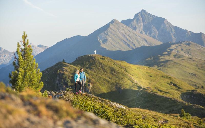 Ein Paar genießt das Wandern in der Nähe des Hotels Das KATSCHBERG